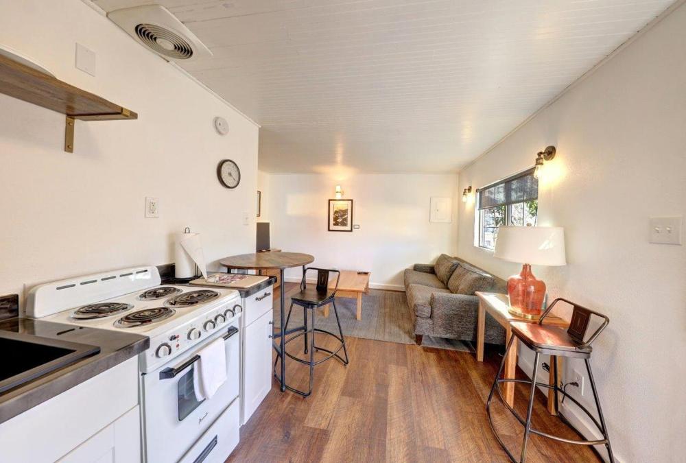 Deluxe Queen Suite interior